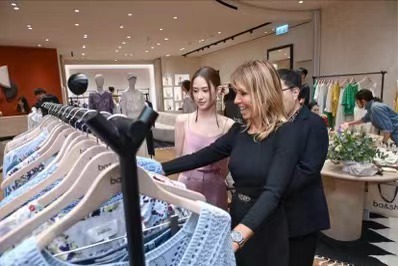 2024正版新奥管家婆香港,服装店图片女装实拍_黄金版5.55