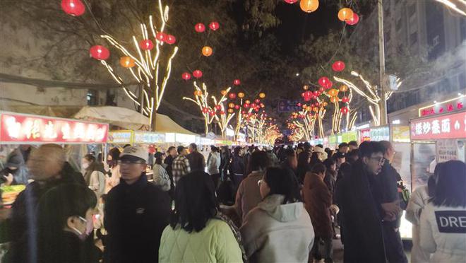 最新网红夜市探秘，夜色狂欢盛宴启动